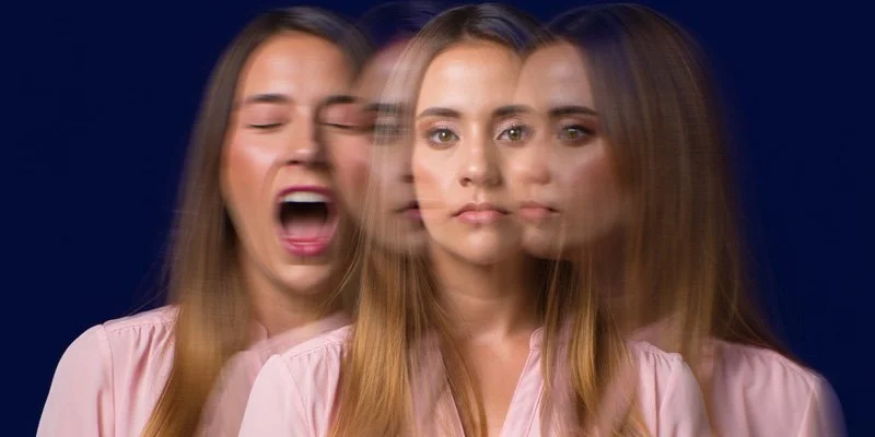 молодая женщина с разными выражениями лица в полупрозрачном стиле